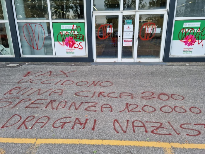 Scritte No vax e insulti a istituzioni, “Derive estremiste preoccupanti”