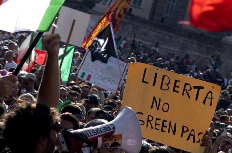 No Green pass Milano, calci e botte a giornalisti di Fanpage.it, la ricostruzione
