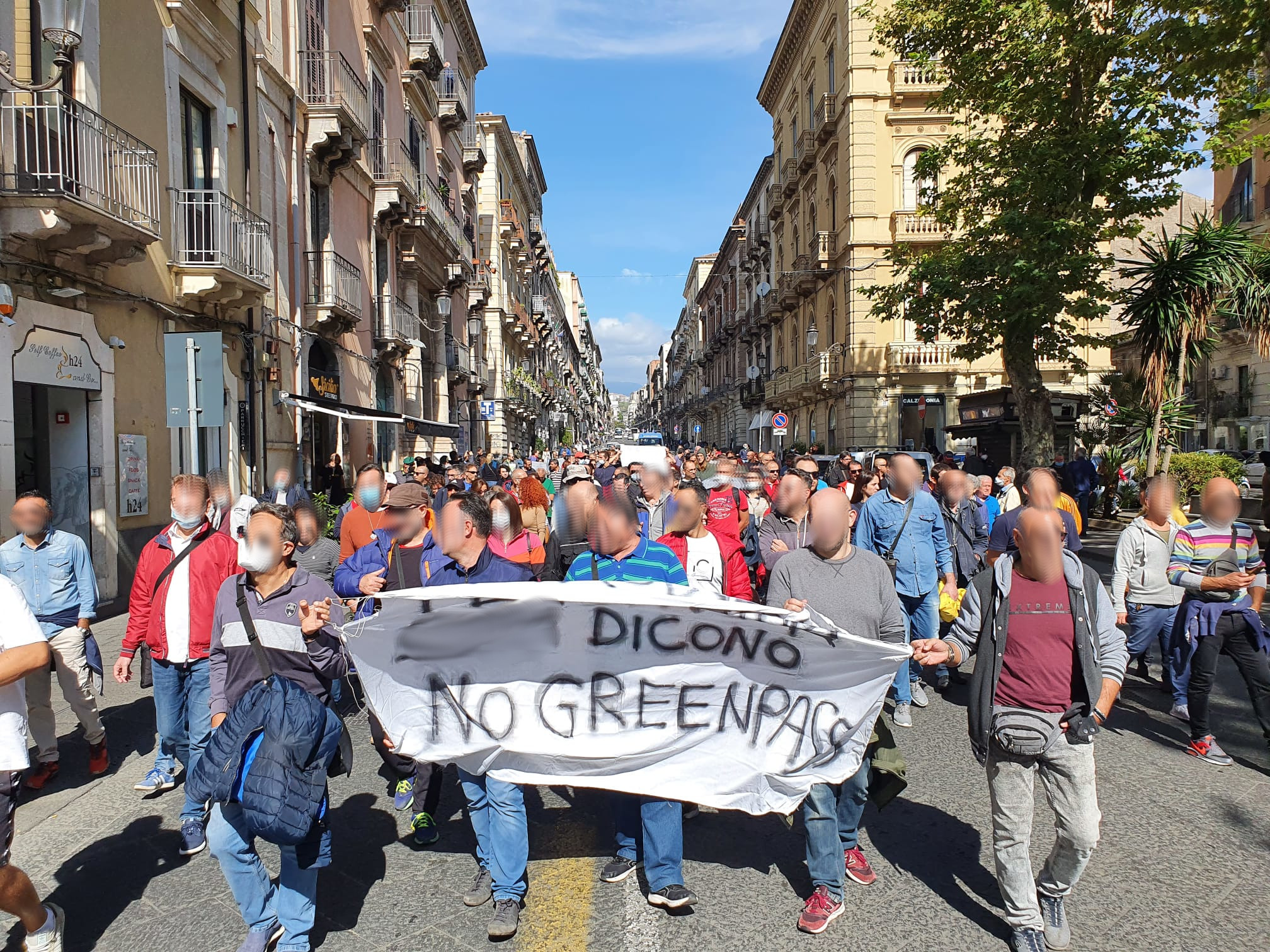 No Green pass, le proteste di pochi, falsi, ignoranti parassiti della società