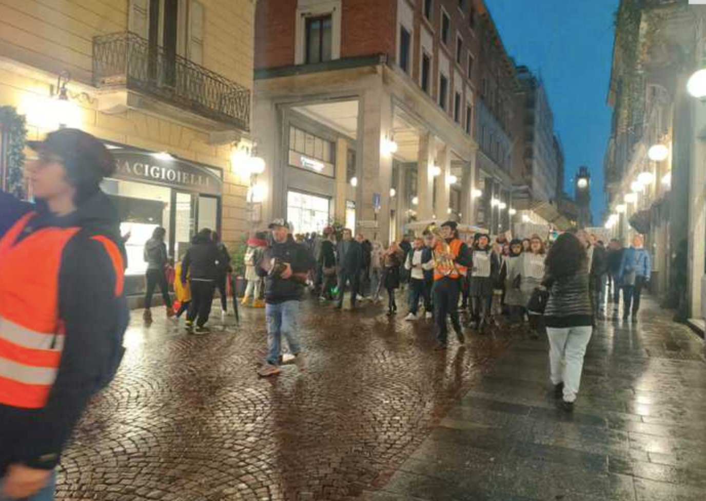 No green pass, protesta choc a Novara, “Siamo come nei lager”