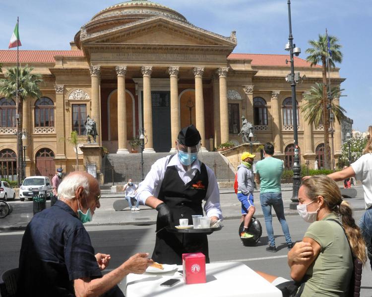 Covid, diminuiscono le restrizioni, tutte le date e le regole