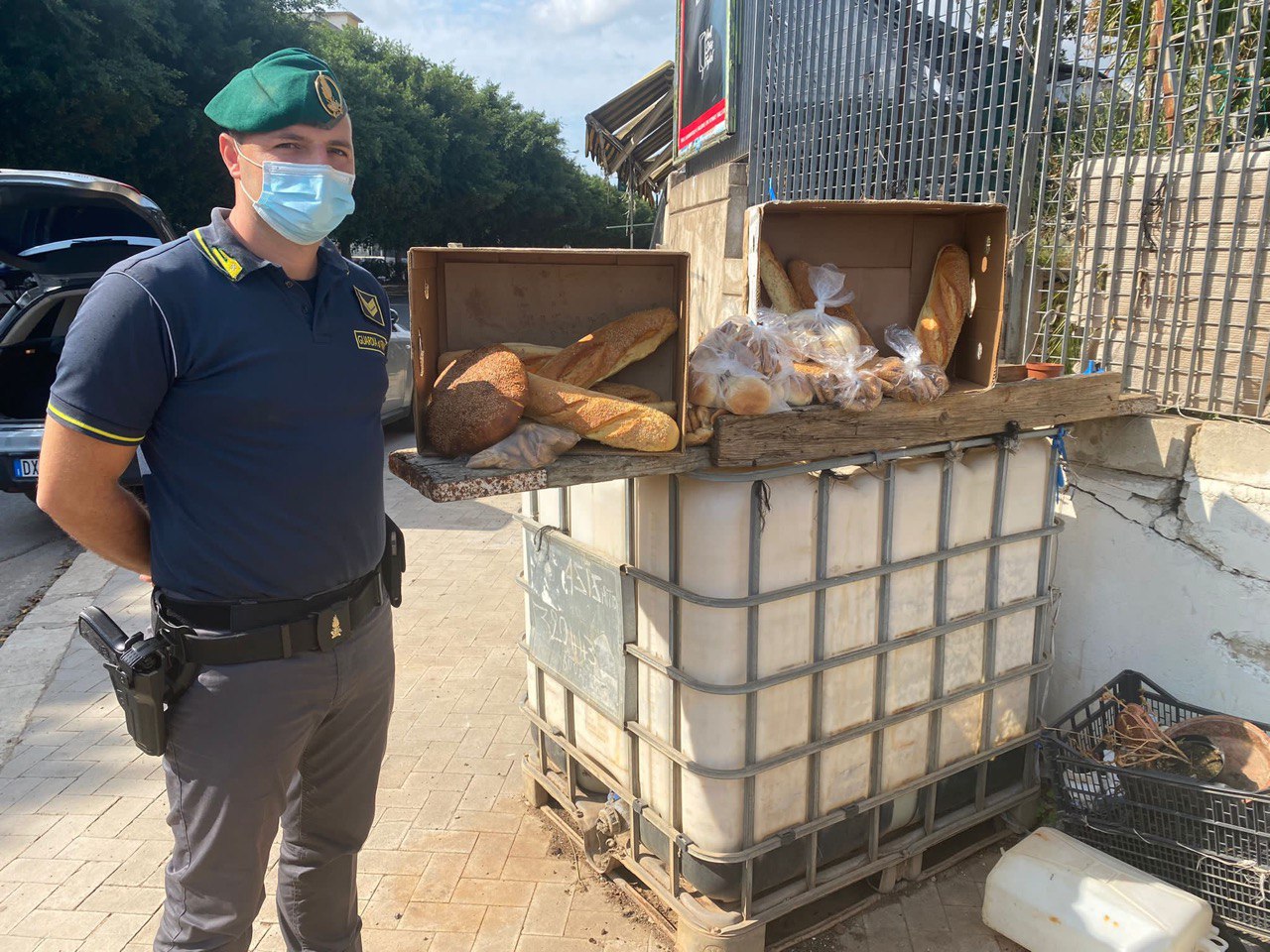 Palermo, sequestrati 40 chili di cibo avariato venduto per strada