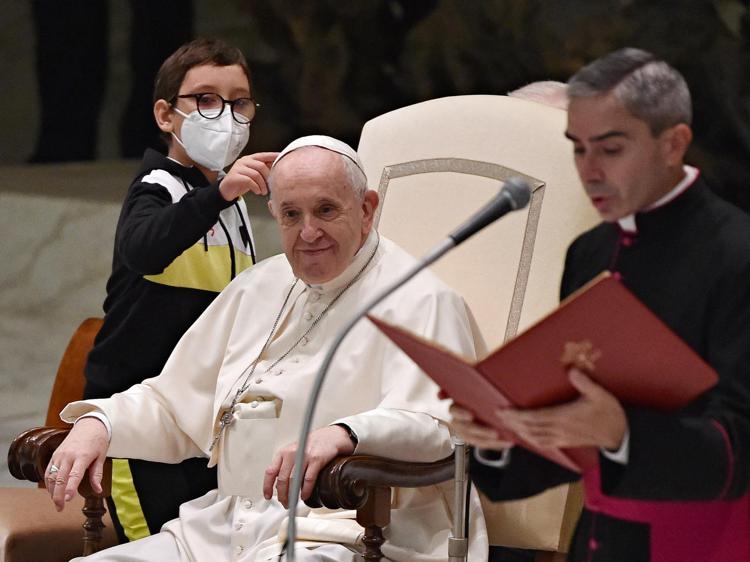 Papa Francesco, blitz di un bambino a udienza generale, la reazione Papa Francesco, blitz di un bambino a udienza generale, la reazione