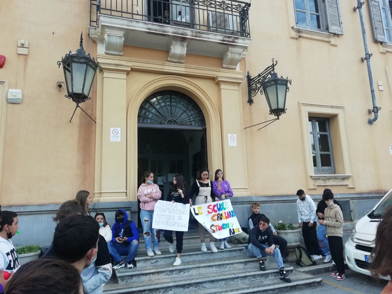 Studenti protestano a Marsala, “Facciamo lezione negli spogliatoi”