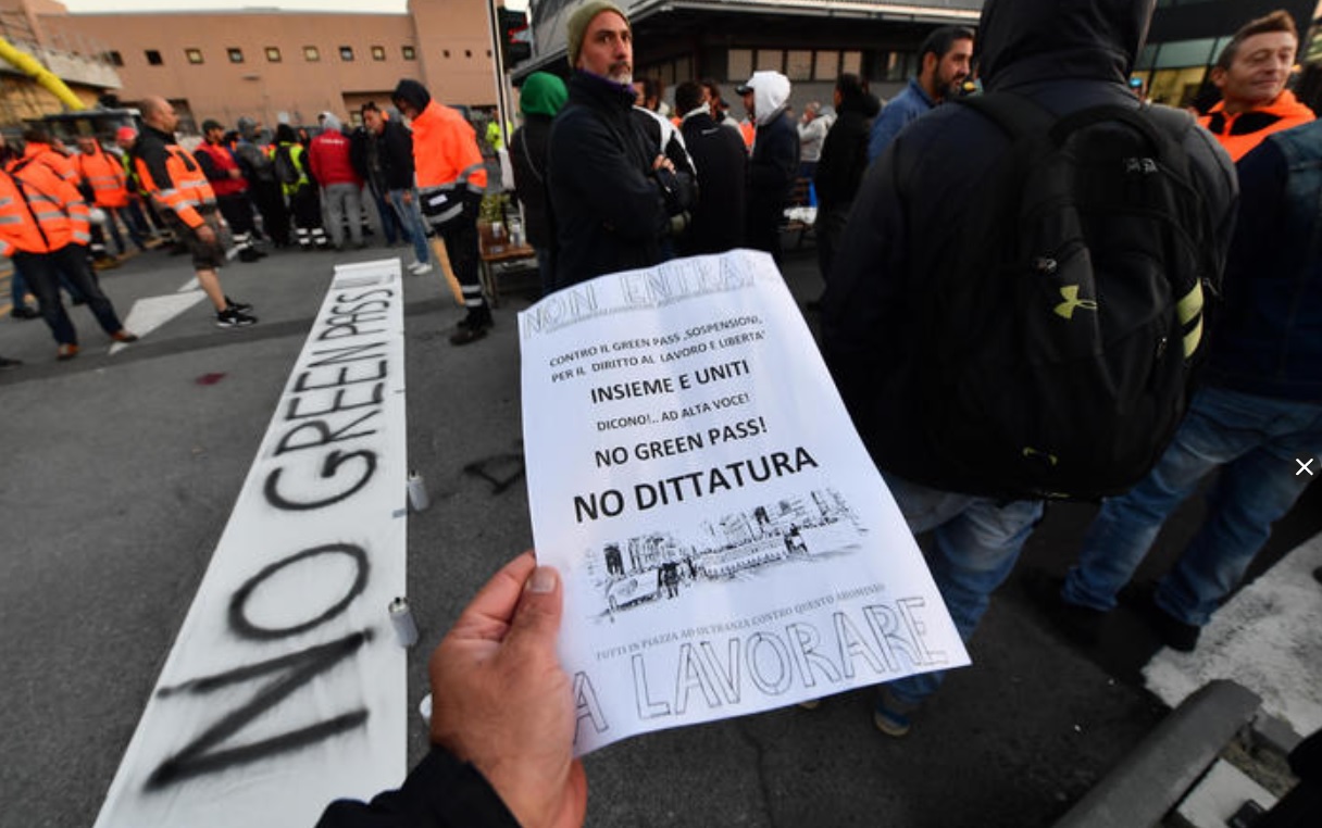 No Green pass scendono in piazza a Catania, “No a dittatura, libertà”