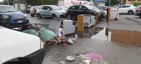 Strade allagate e rifiuti, protestano i cittadini a Palermo