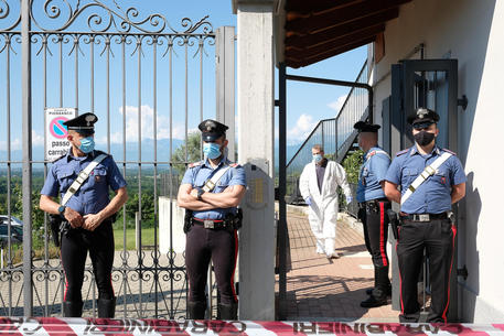 Sorprende ladri in casa e viene ucciso, tre uomini fermati