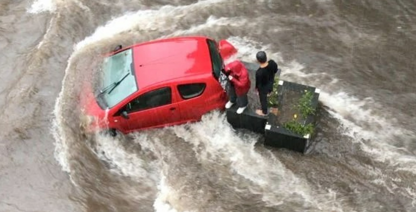 Catania, salvato automobilista durante il nubifragio