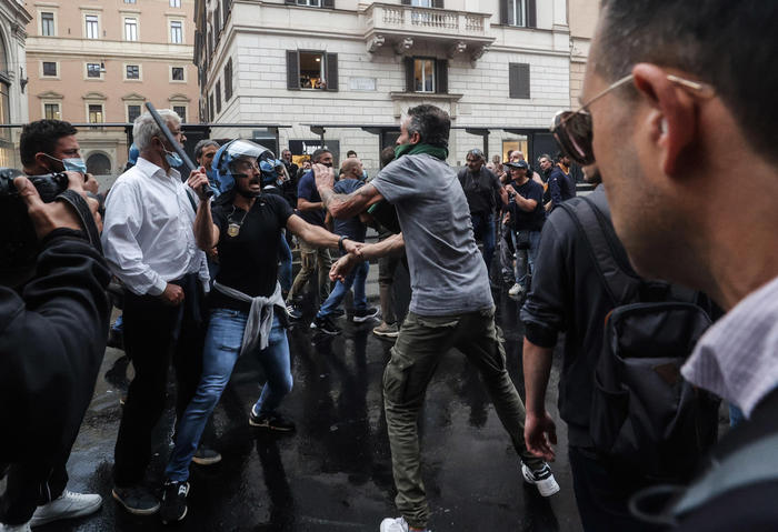 Roma, assalto alla Ggil, oggi udienza riesame per Fiore e Castellino
