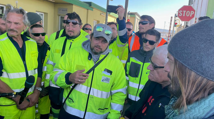 Green pass, annullato corteo Trieste, Puzzer sui social, “Restate a casa”