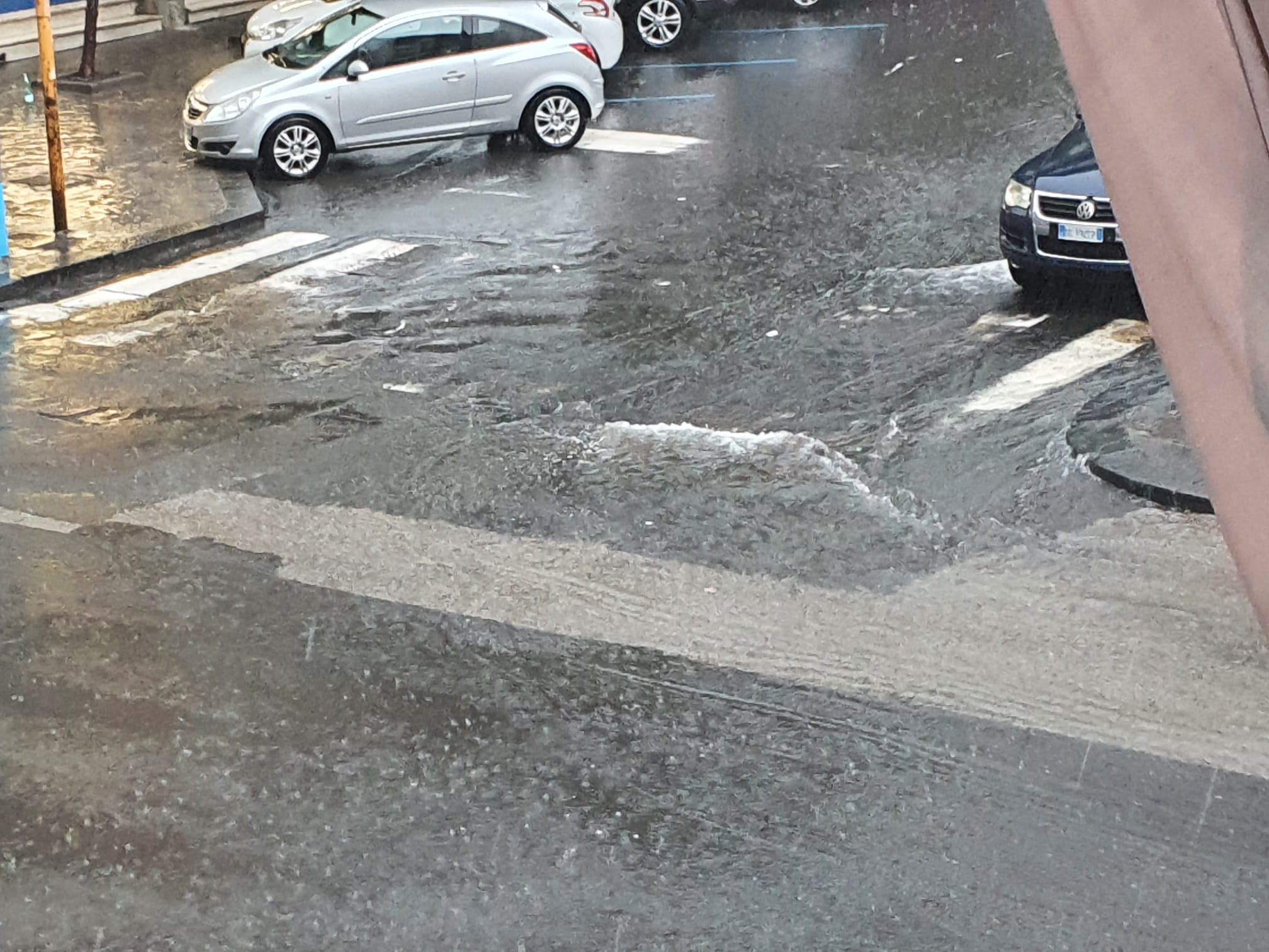 Maltempo tragico, Catania chiude tutto, “non uscite di casa”