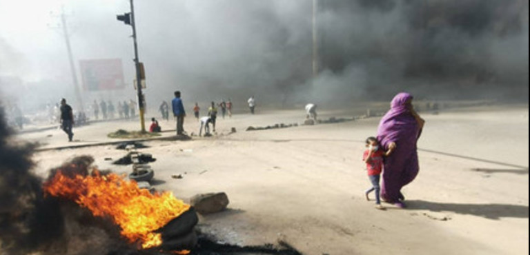 Colpo di Stato in Sudan, l’arresto del primo ministro e l’assalto nella tv di Stato