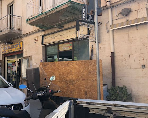 Bombe carta a Siracusa, Fava ai negozianti: “Non pagate e denunciate”