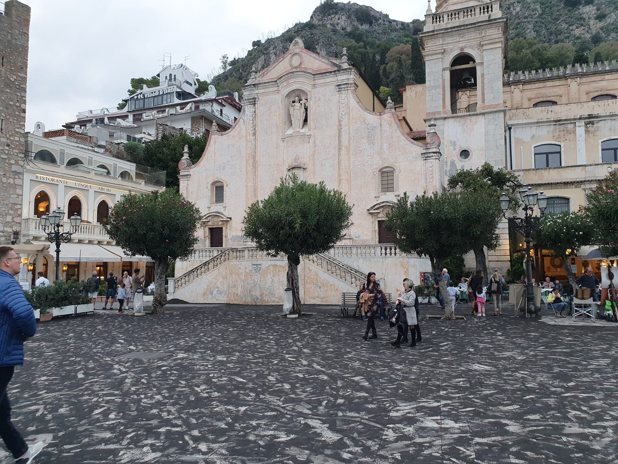 La cenere dell’Etna colora Taormina di nero, spettacolo e disagi (Foto e video)
