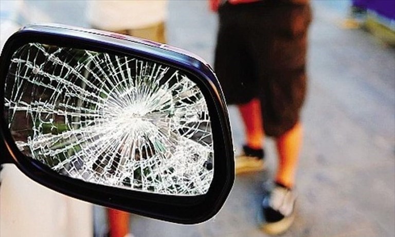 Truffa dello specchietto, boom di casi: come funziona e cosa fare per difendersi