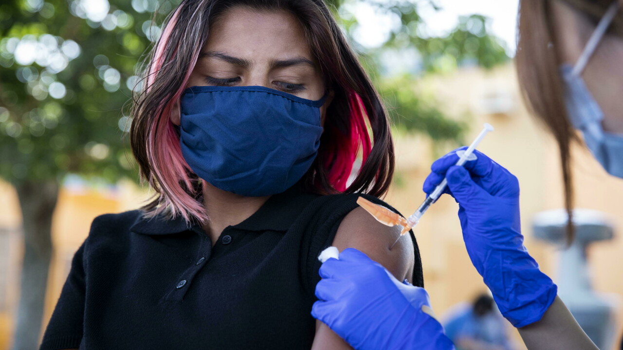 Covid, Ema, mielite trasversa fra reazioni avverse vaccini AZ e J&J