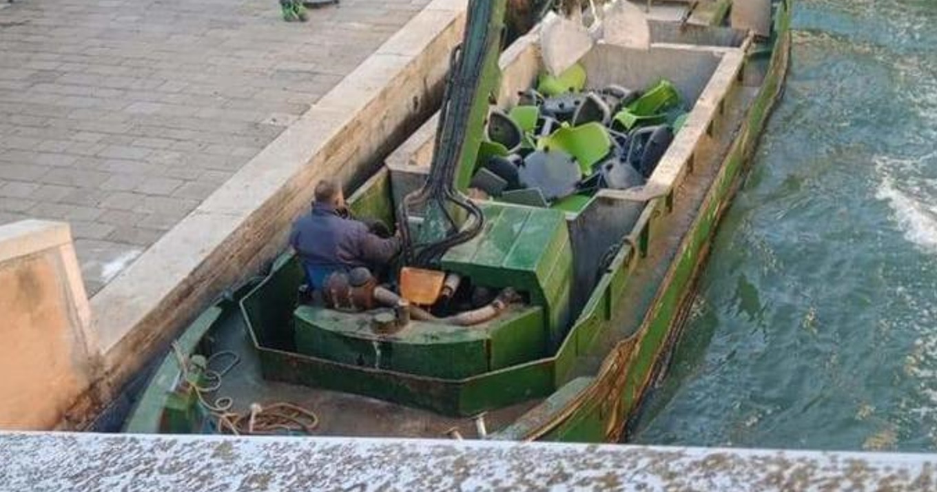 Scuola, liceo veneziano butta i banchi a rotelle, la foto scatena la pomelica