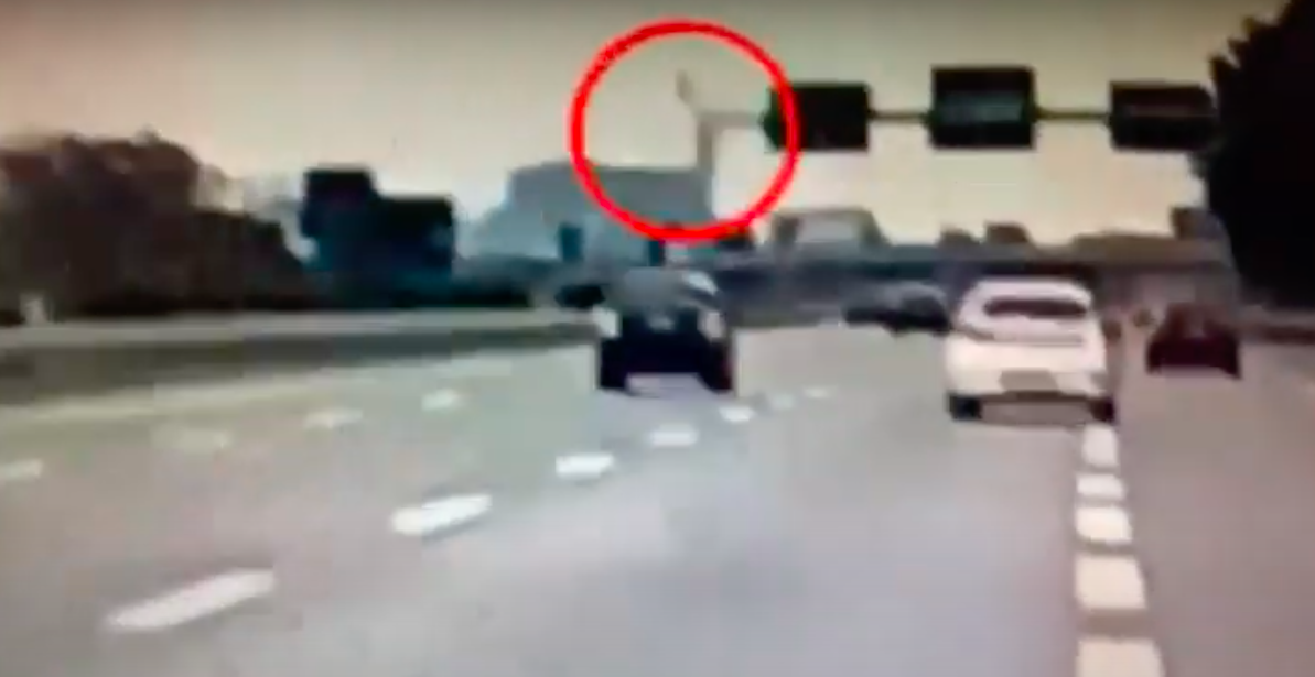 Aereo caduto a Milano, il video dello schianto contro l’edificio