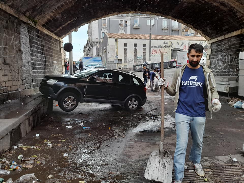 Catania, volontari Plastic Free in Pescheria dopo il nubifragio
