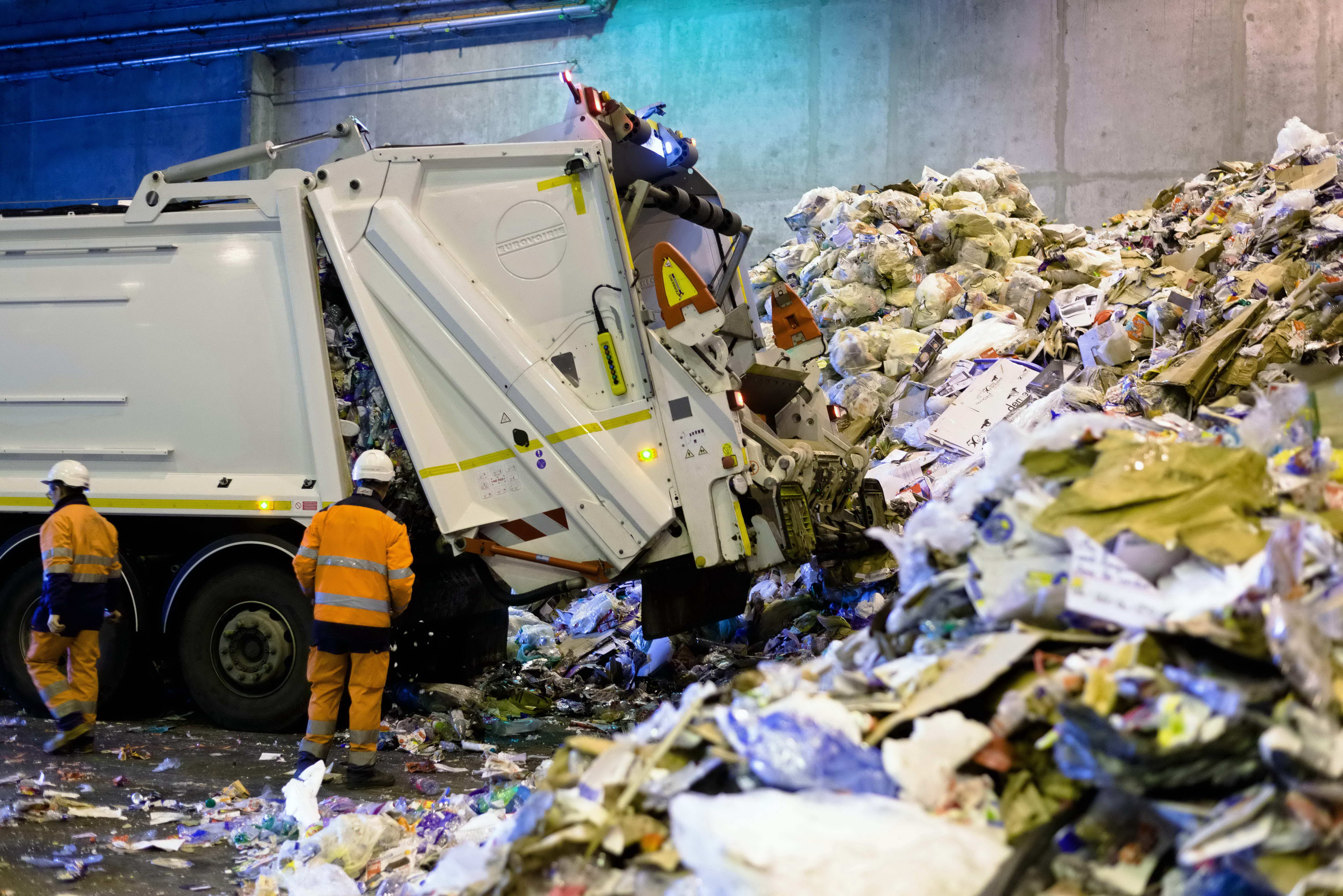 Rifiuti in strada, export inevitabile. Il viaggio lo pagheranno i siciliani