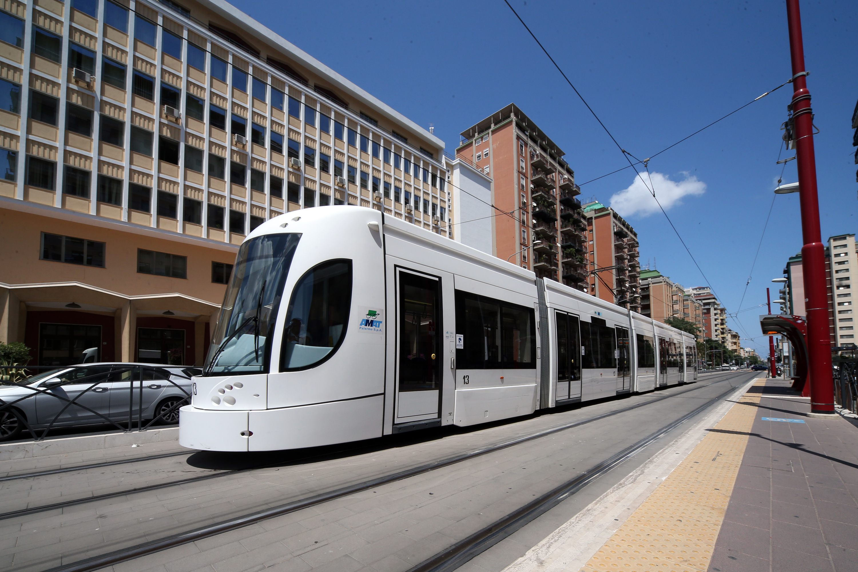 Tram Palermo, brusco stop in Consiglio, una sfida a Orlando