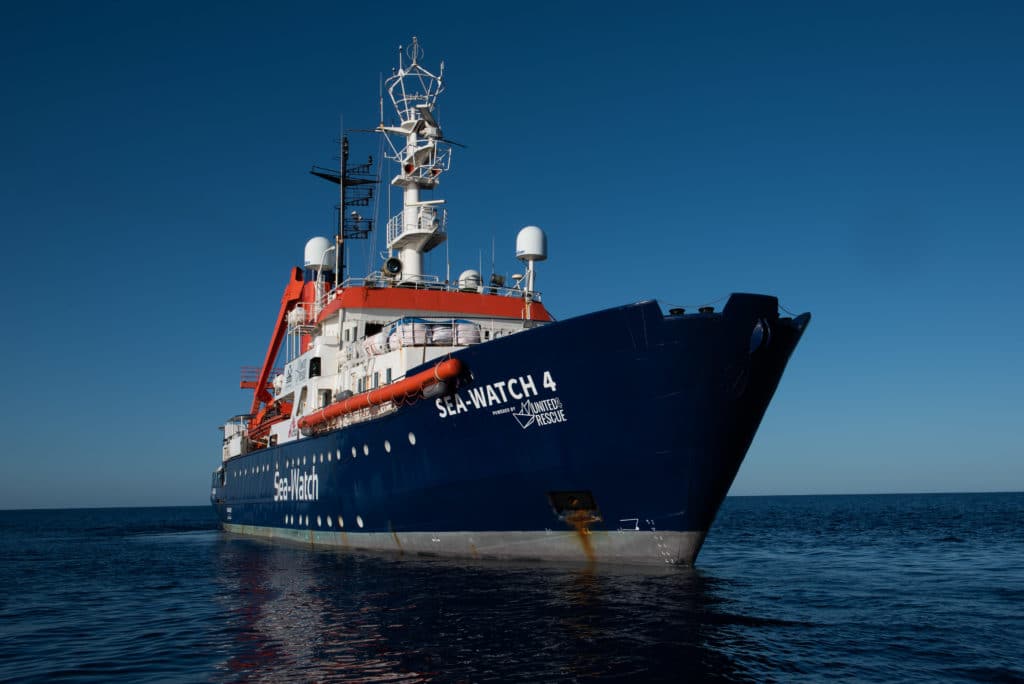 Immigrati, in porto Augusta SeaWatch4 con 461 persone a bordo
