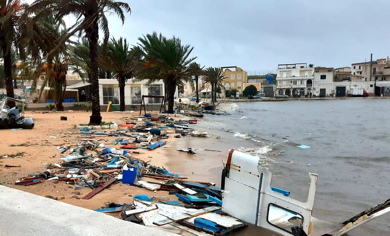 Maltempo, vento distrugge barconi migranti a Lampedusa, protesta del sindaco
