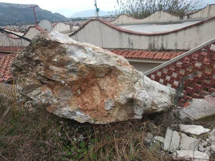 Cinisi, masso si stacca da monte Pecoraro, “situazione grave”, foto