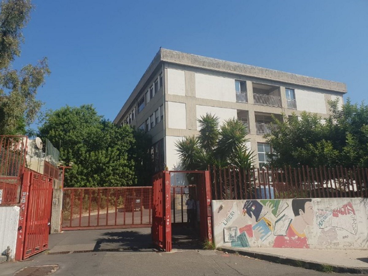 Scuola, crollo plafoniera ferisce studenti Galileo Galilei Catania