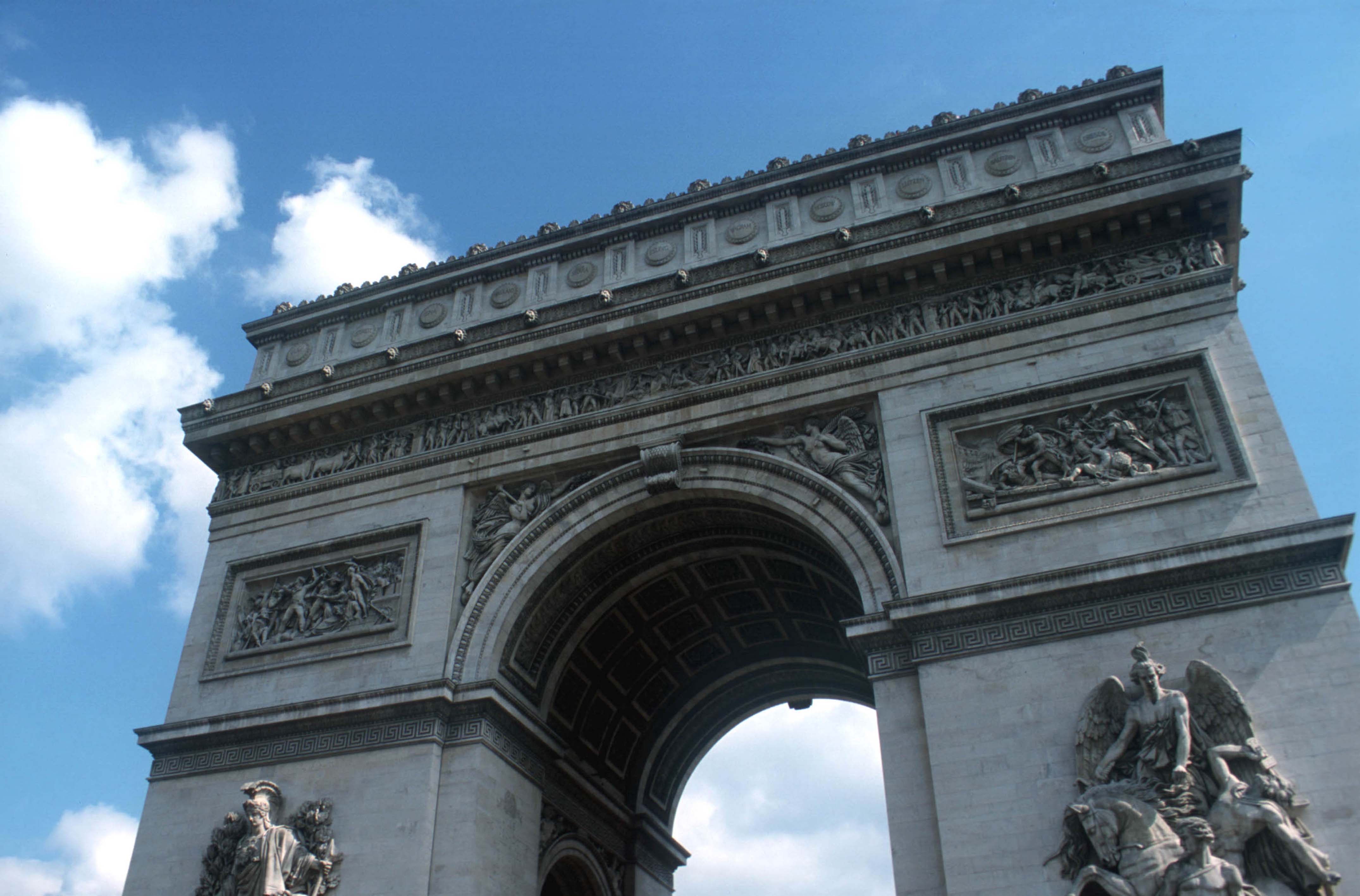 Covid, superata la soglia di “massima allerta” di casi a Parigi