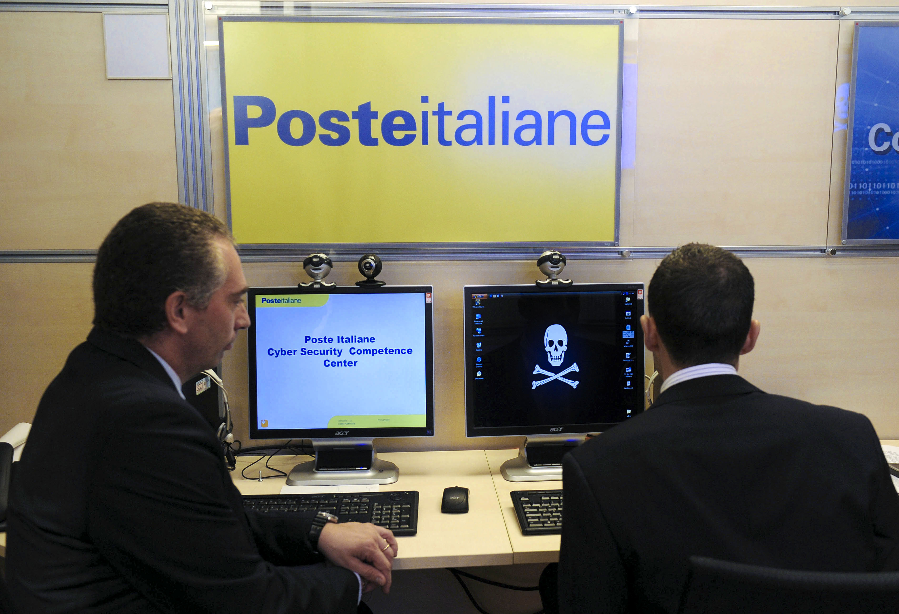 Poste italiane mette in guardia i clienti, occhio alle truffe per sms e mail