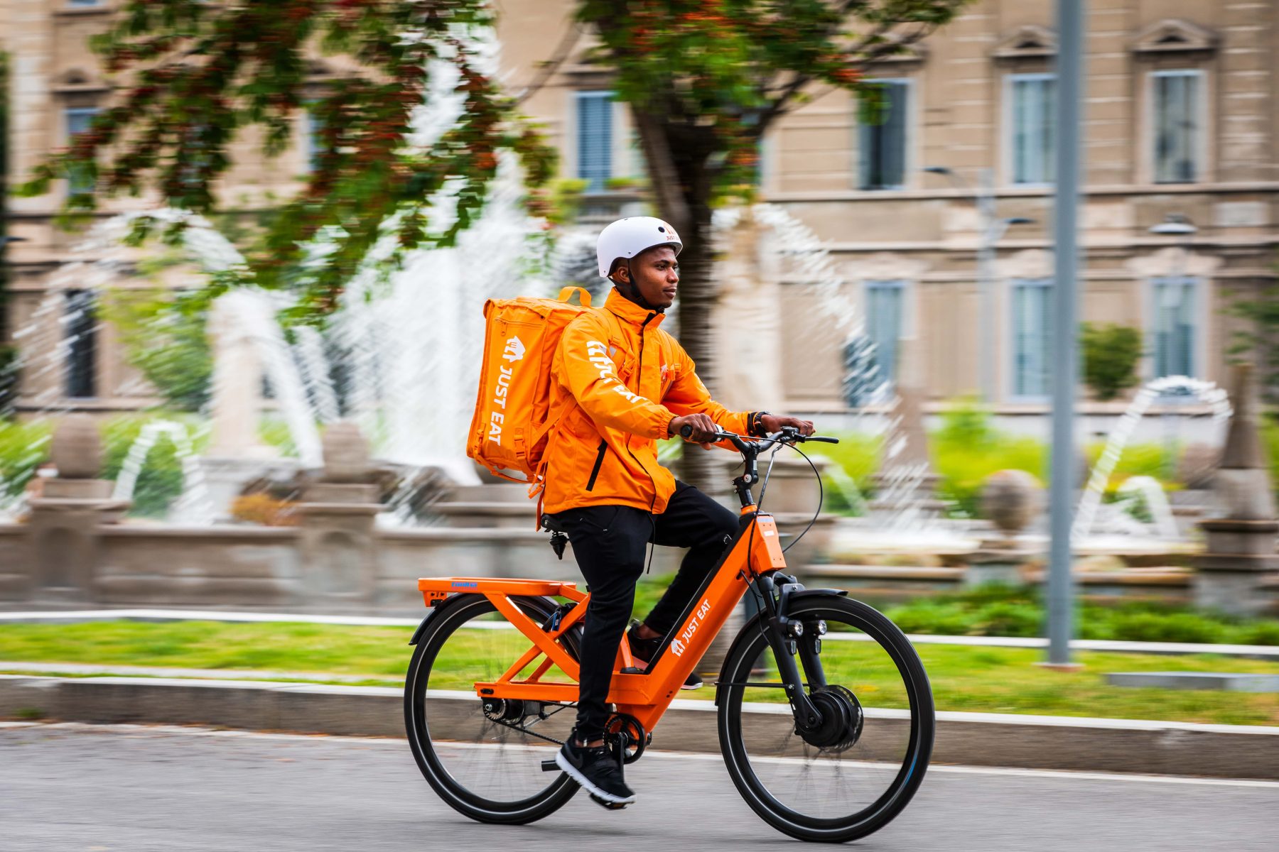 Palermo, tribunale accoglie ricorso di un rider: “Fornire acqua e crema solare”