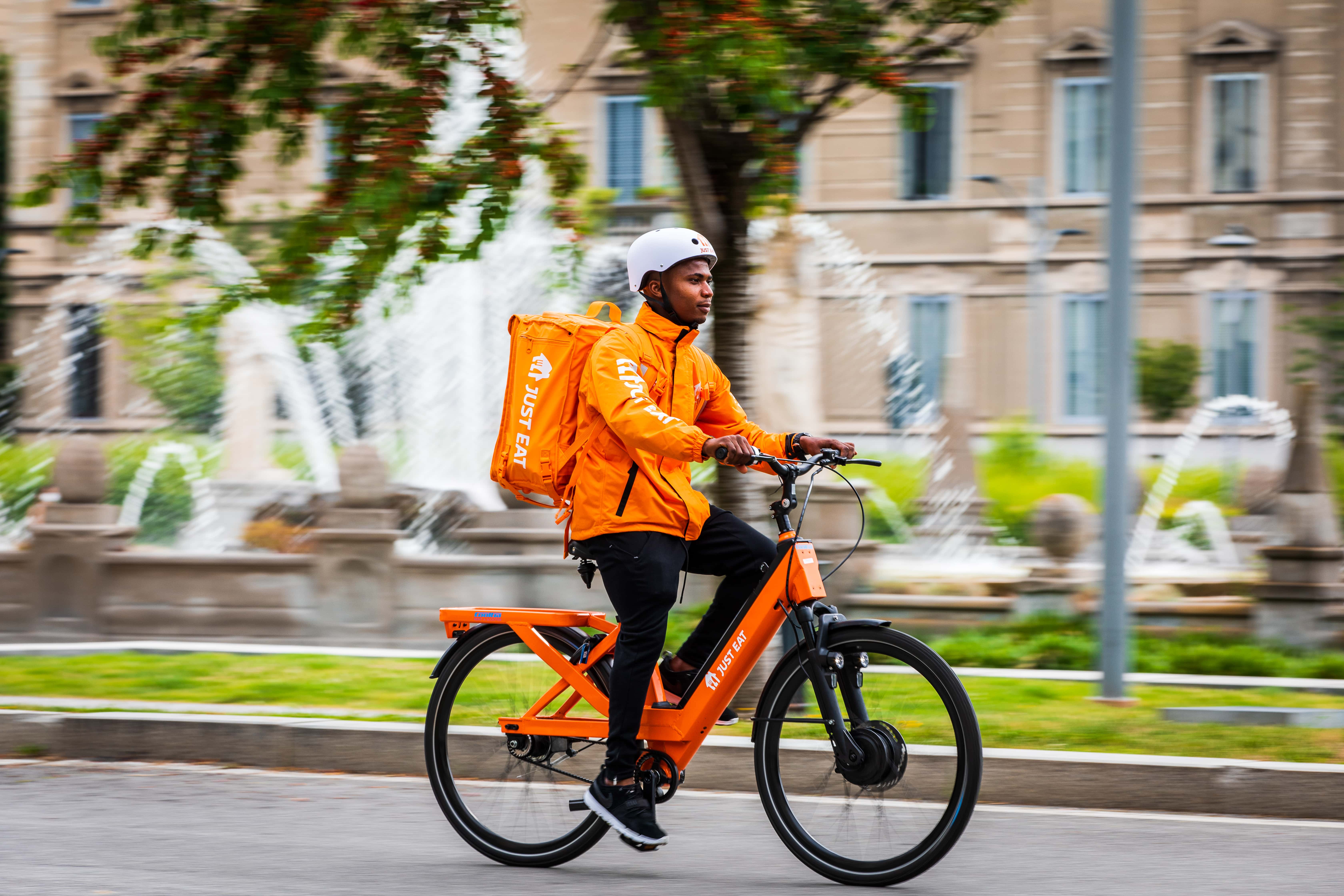 Palermo, tribunale accoglie ricorso di un rider: “Fornire acqua e crema solare”