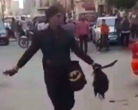 Decapita un uomo e passeggia con la sua testa, “Ha violentato mia madre e mia sorella” Decapita un uomo e passeggia con la sua testa, “Ha violentato mia madre e mia sorella”