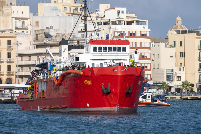 Migranti, sbarchi, altre 1.150 persone in due giorni in Sicilia