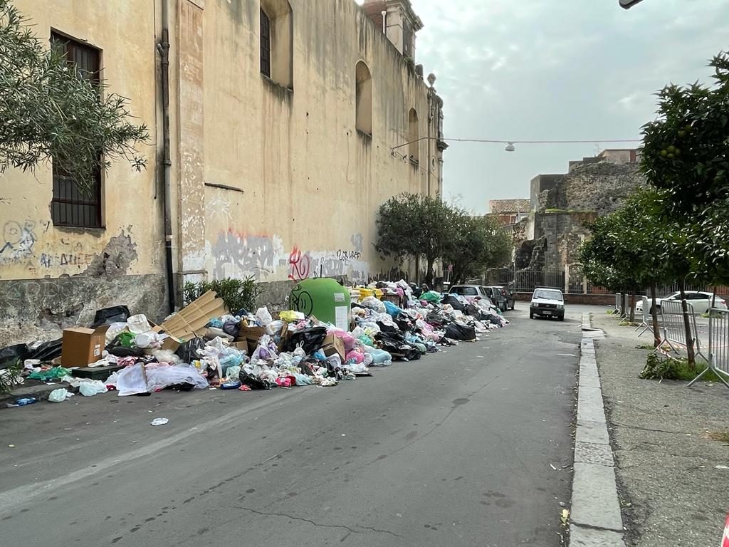Emergenza rifiuti, questa notte ruspe in azione per “liberare” Catania