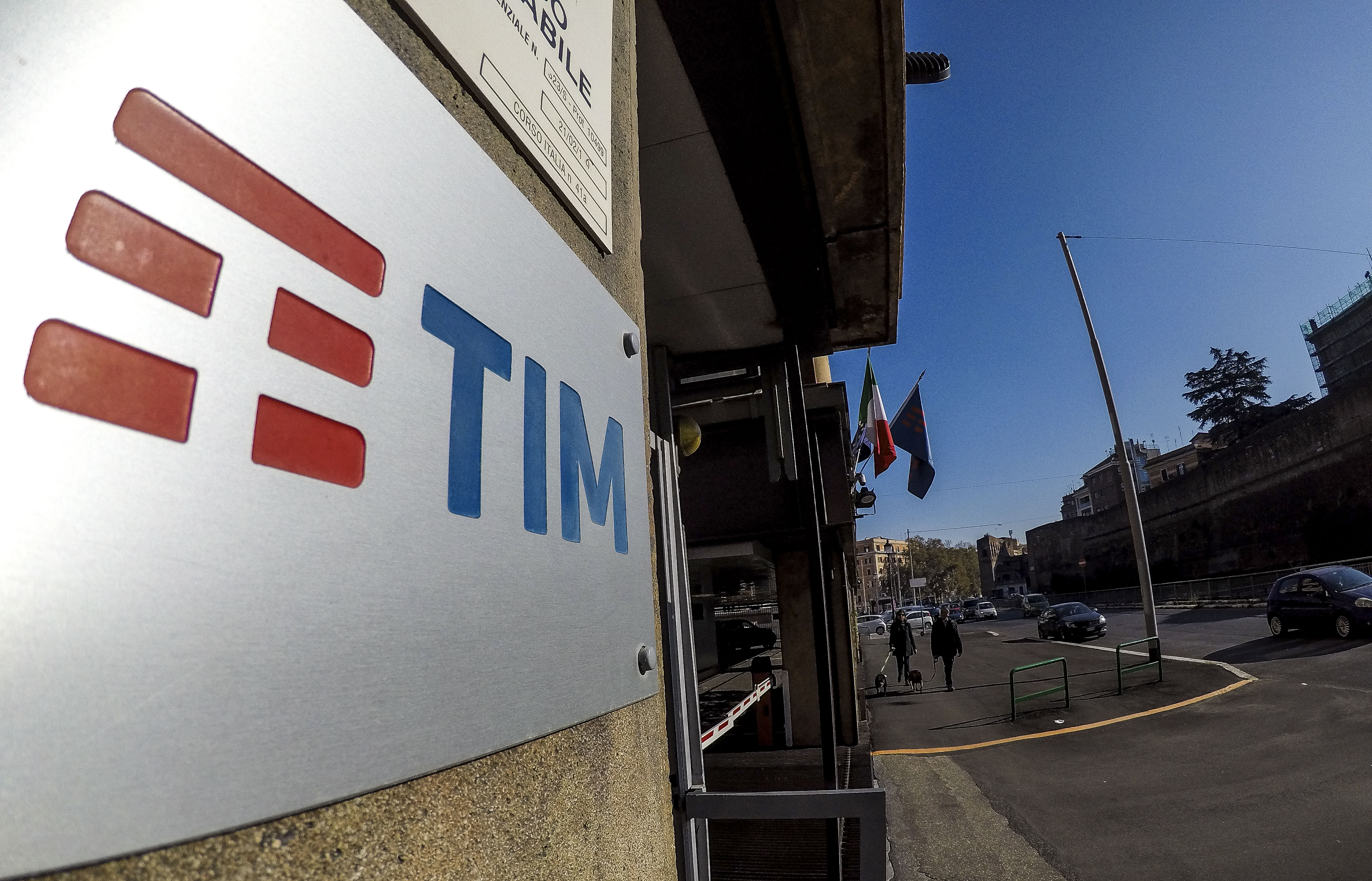 Se telefonando… intrigo Tim, a chi andrà la rete di telecomunicazioni italiana Se telefonando… intrigo Tim, a chi andrà la rete di telecomunicazioni italiana