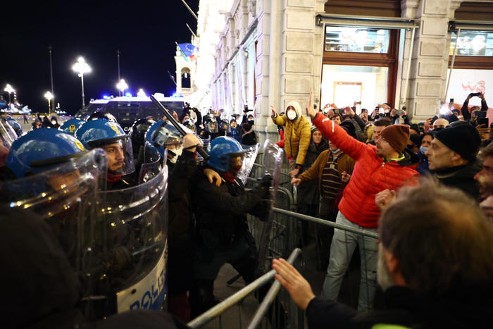 No pass, tensioni in piazza a Trieste e Milano