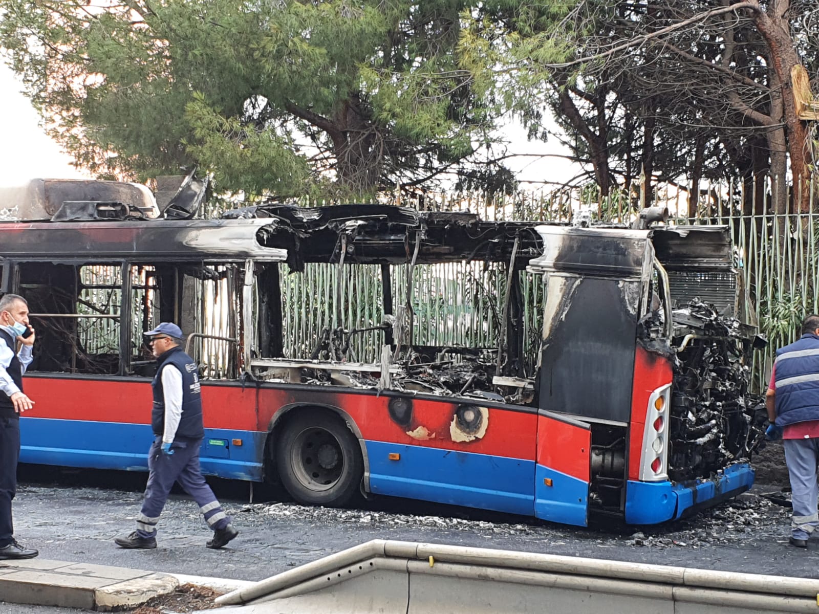 Catania, esplosione in piazza Alcalà, in fiamme un bus Amt, le Foto Catania, esplosione in piazza Alcalà, in fiamme un bus Amt, le Foto