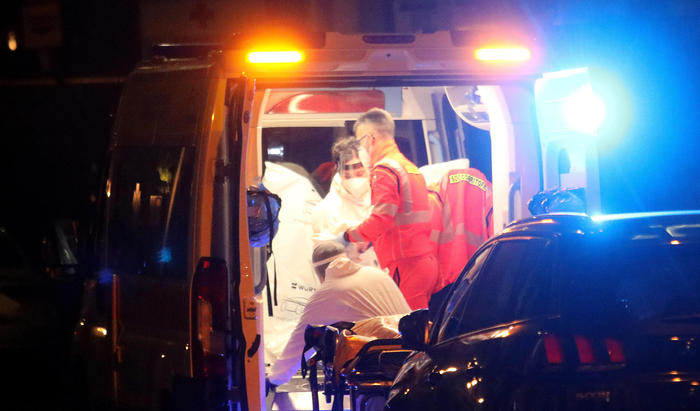 Donna travolta e uccisa da camion, è caccia al pirata della strada