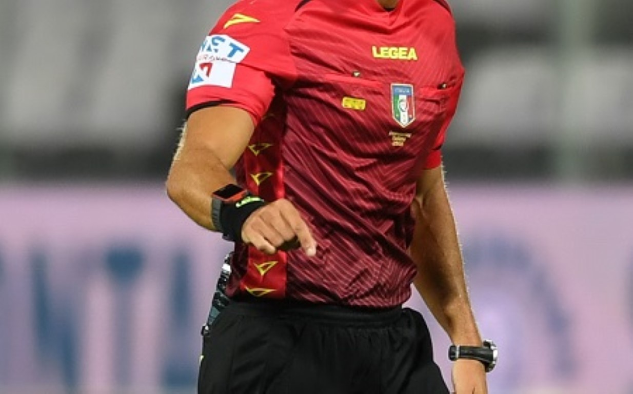 Calcio, Under 17, pistola a salve puntata contro arbitro