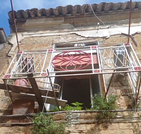 Crolla balcone a Caltanissetta, anziano muore dopo la caduta