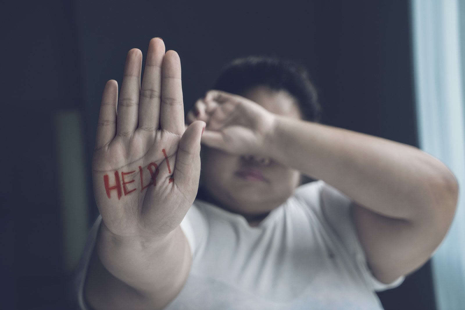 Giù dal balcone, morto 13enne: l’ipotesi suicidio per cyberbullismo