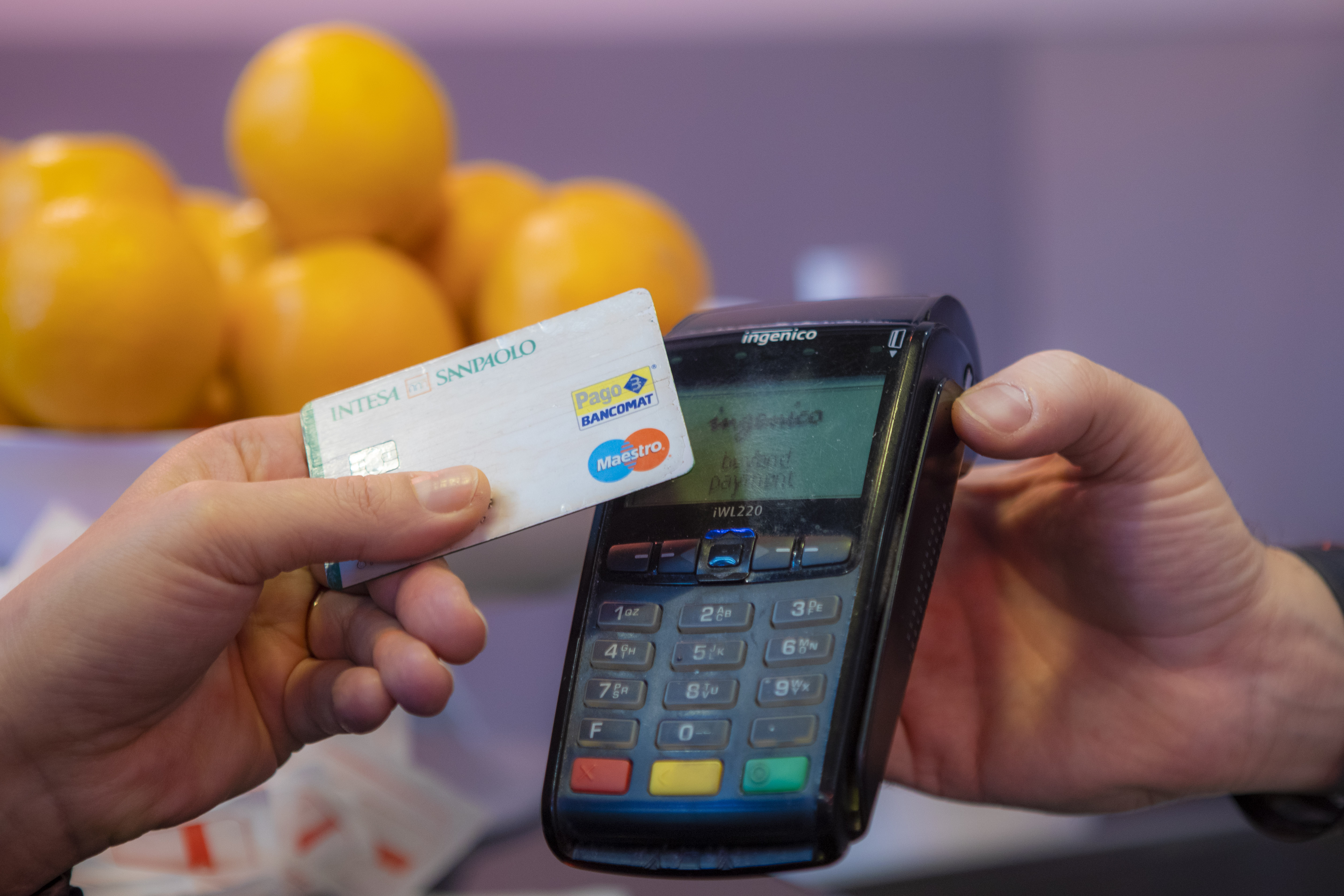 Albergatori clonavano le carte di credito dei clienti: boom di truffe, occhio alle feste di Natale