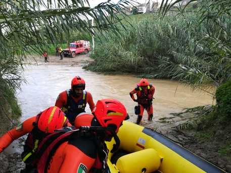 Casteldaccia, resta intrappolato in macchina dopo esondazione torrente