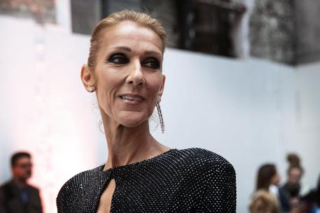 Celine Dion sta male ed è “bloccata a letto”, annullati i concerti