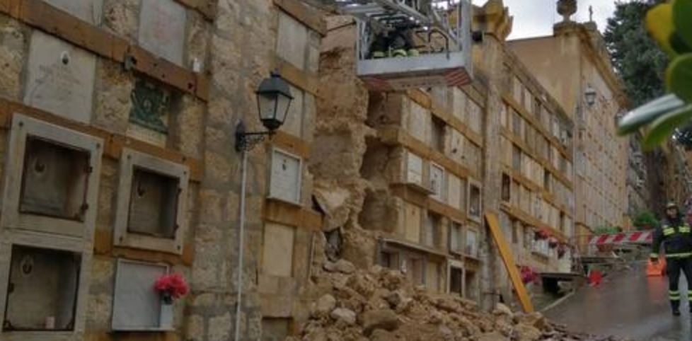 Maltempo, crolla un muro nel cimitero di Caltanissetta