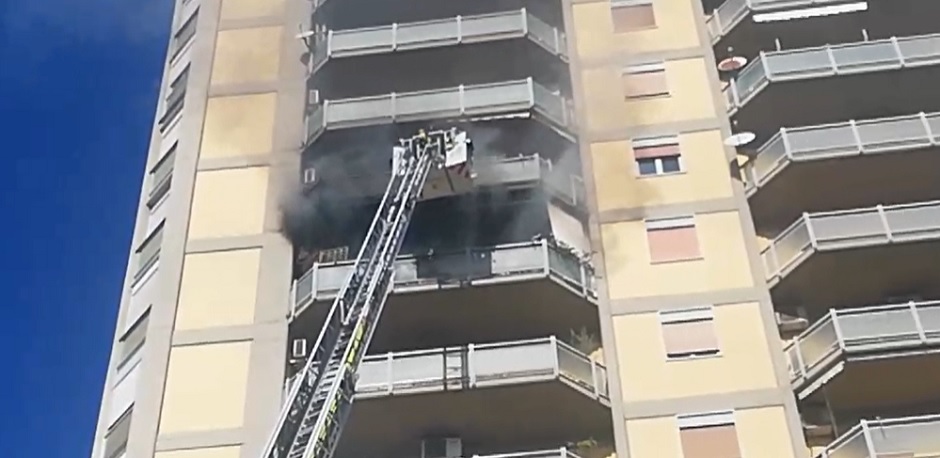 Esplosione al nono piano di un palazzo a Palermo, residenti evacuati