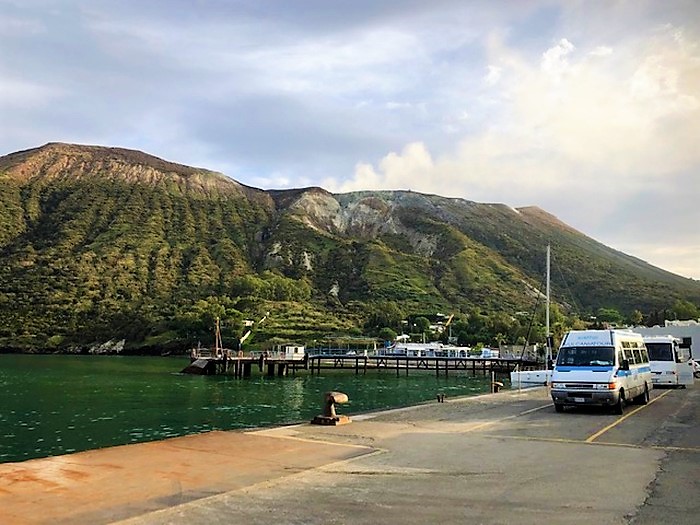 Vulcano, evacuata la zona del porto