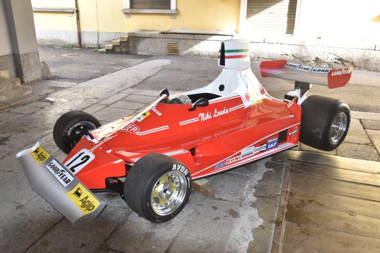 F1, sequestrata al confine replica della Ferrari Niki Lauda